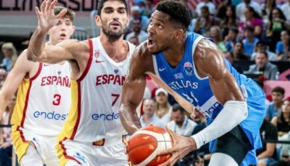 开云体育网址-欧锦赛判罚双标严重？希腊主帅怒轰裁判苛待字母哥