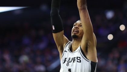 开云体育在线-文班：上次输给黄蜂我有很大责任 今天我们攻防两端都压制了他们