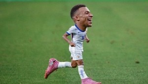 水平如何？姆巴佩社媒晒篮球单打成功视频+大头小人PS图片