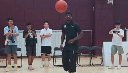 脚法还得练！巴特勒想将篮球踢进篮筐未果 出场馆时还在研究动作